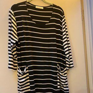 Elegant, black and white comfy tunic with pockets